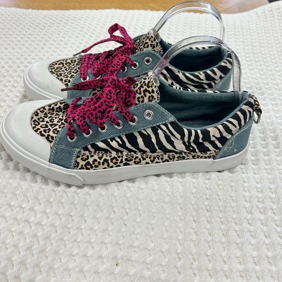 Stylish Leopard Print Sneakers with Pink Laces - Picture 2 of 7